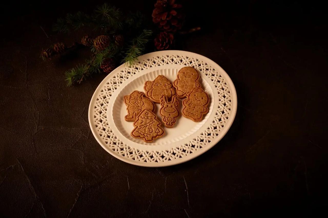 画像: ■クリスマスクッキー 6枚入り ¥2,000 <40個限定> ジンジャーとシナモンにモラセスを加えた、クリスマス限定クッキー。 ホリデーシーズンらしい香り豊かな味わいをお楽しみいただけます。