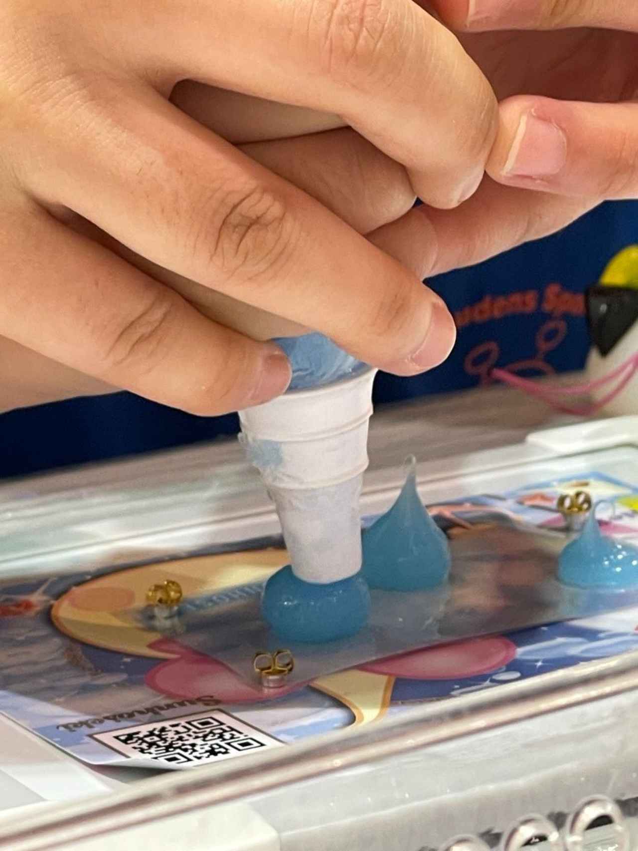 画像: しぼってほっぺちゃんを作る様子