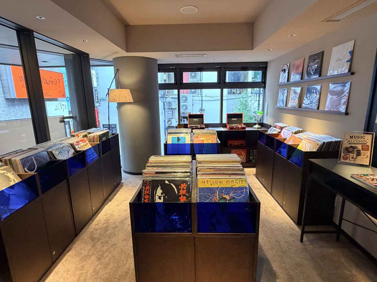 画像: ホテル棟2階にあるレコードエリア