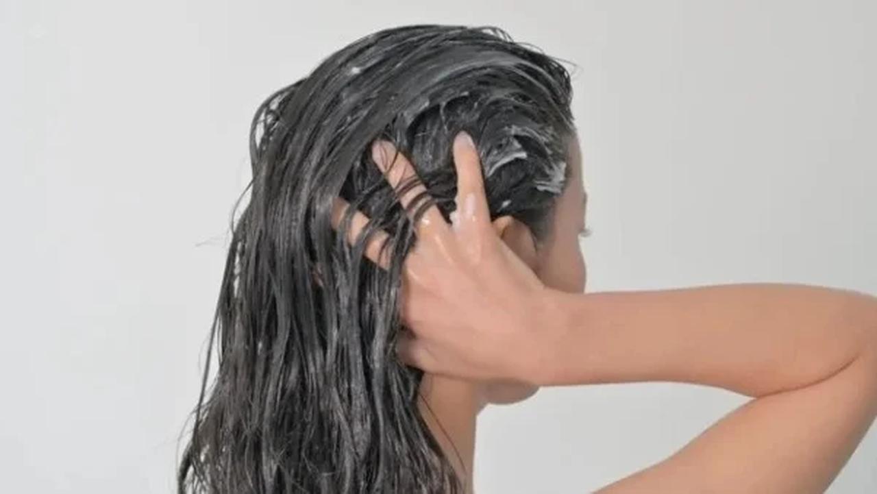 画像: 使用方法 1.予洗い 指の腹を使ってマッサージしながら、1分程度を目安に頭皮と髪をしっかり濡らします。 2.クリームを塗布 頭皮の前側と後ろ側に分けて塗布し、塗り残しがないよう頭皮全体にクリームを伸ばします。 3.頭皮全体をやさしくマッサージ 赤いカプセルをなじませるように、指の腹で頭皮全体をやさしくマッサージします。 4.毛先までクリームを伸ばす 髪の長さや量に合わせてクリームを追加し、毛先までなじませます。ダメージが気になる場合は、3分程度置いてから洗い流すのがおすすめです。 5.しっかり洗い流す 頭皮や髪にぬるつきが残らないよう、丁寧に洗い流します。