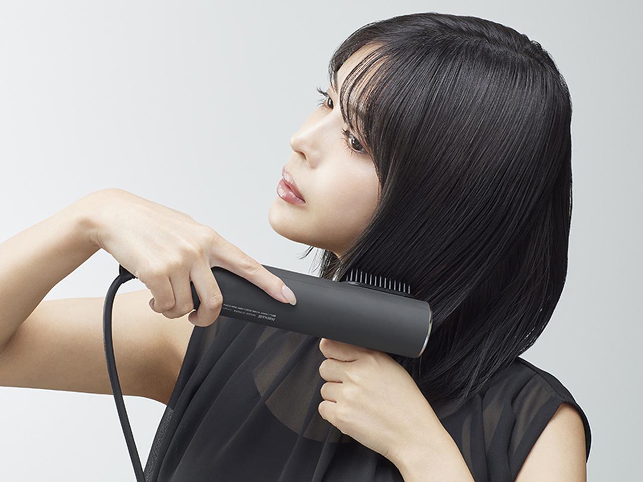 画像: ブローブラシアタッチメントが毛束をキャッチ、 髪の毛1本1本のクセを伸ばしながら 乾かすことでツヤツヤのストレートに。