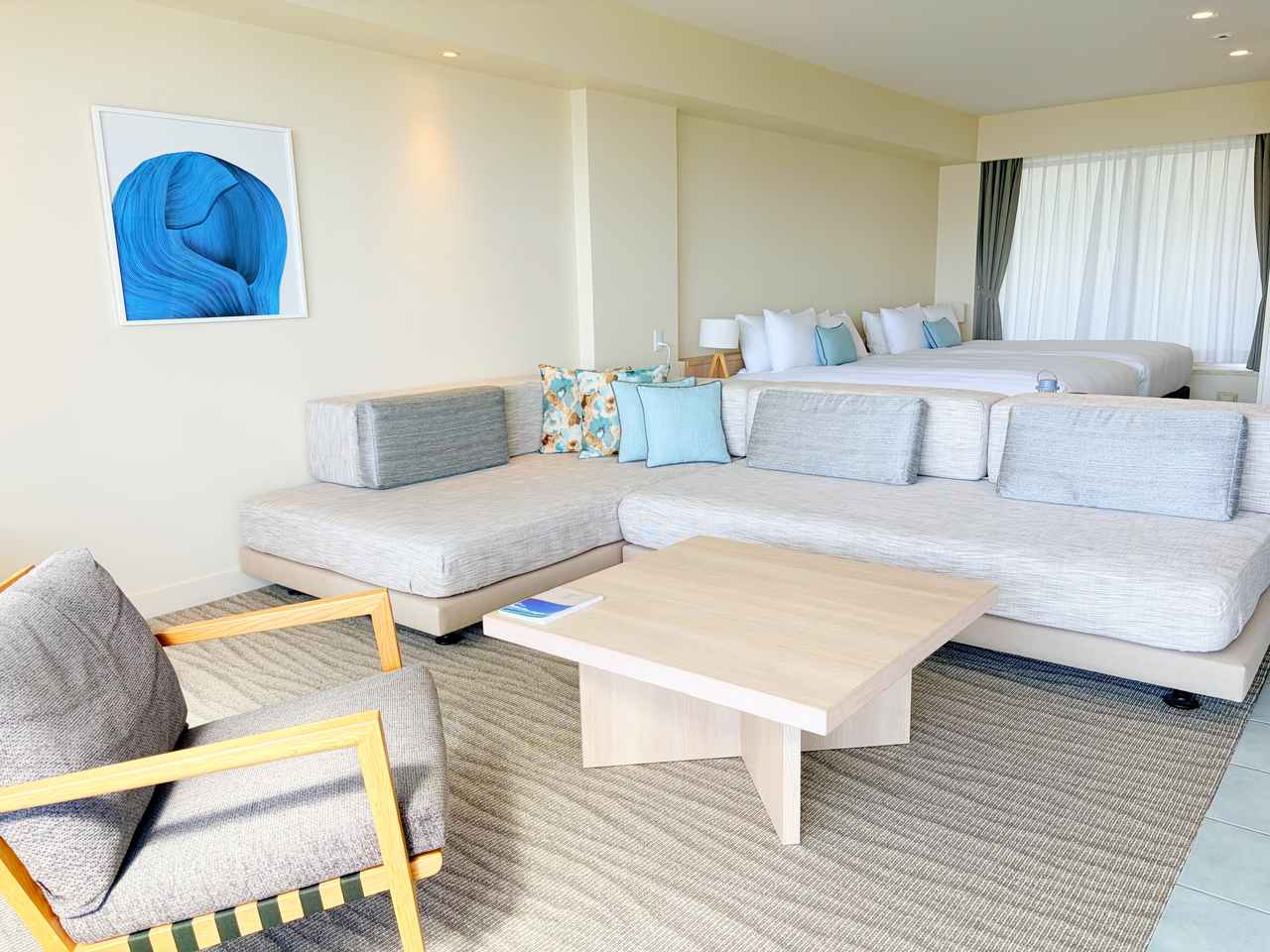 画像: ブルーを基調にした広々としたお部屋