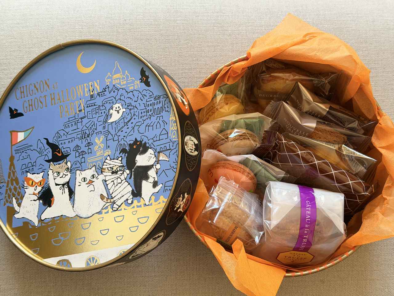 画像: ハロウィンBOX(B) 【価格】税込¥2,160(本体価格¥2,000) 【商品内容】 さつまいもトリュフケーキ、 ミニトリュフケーキ(マロン&抹茶) 彩りマカロン(フランボワーズ、キャラメル、アプリコットバナナ、) りんごバターケーキ、マドレーヌ ヌーヴェルガレット(バニラ、チョコ) フレンチワッフル(チョコレート)各1個