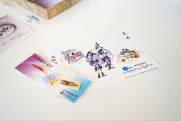 画像2: ご利益ありそう⁉︎ 神社で子ザメちゃんの御朱印とお守りをゲット!