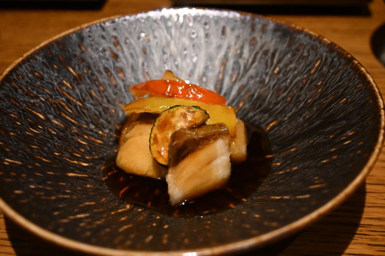 画像3: 夕食は「さつまぐま」で鹿児島の味覚を堪能!「さくらじま黒鍋」がメインのコース