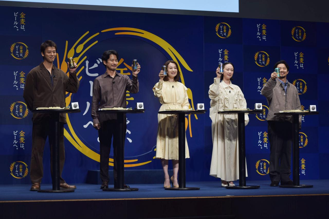 画像: 左から竹内涼真さん、竹野内豊さん、檀れいさん、黒木華さん、仲野太賀さん(乾杯の様子)
