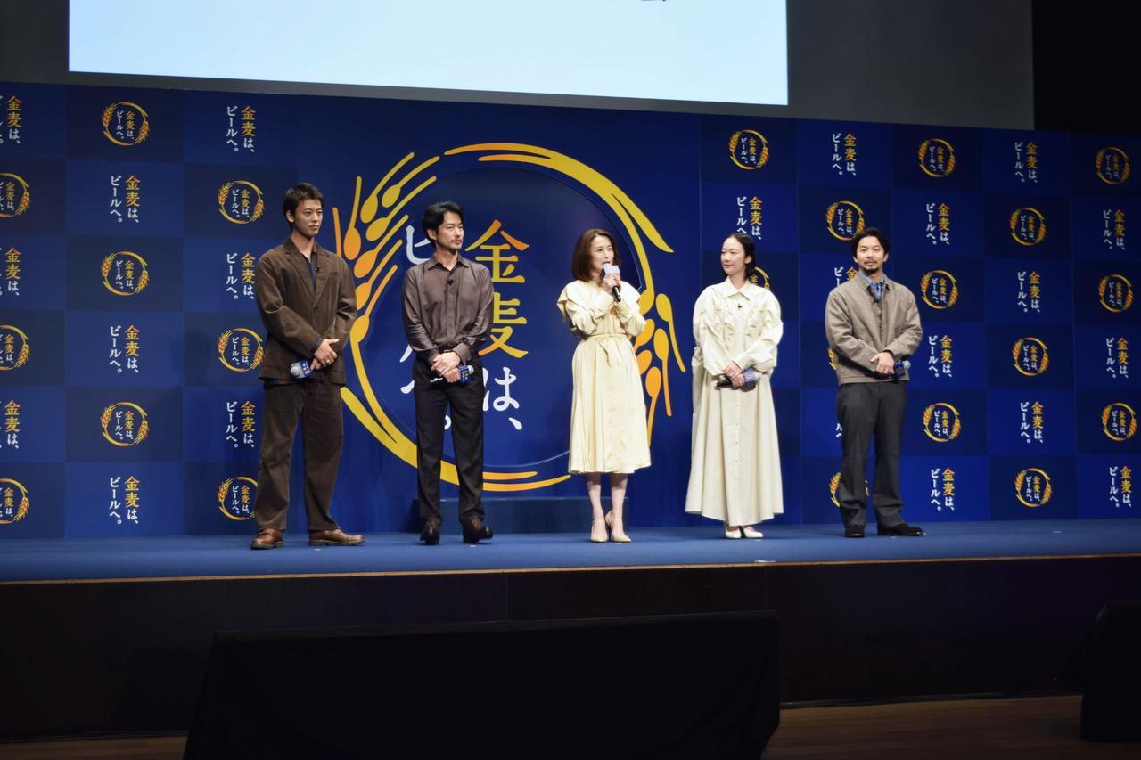 画像: 左から竹内涼真さん、竹野内豊さん、檀れいさん、黒木華さん、仲野太賀さん