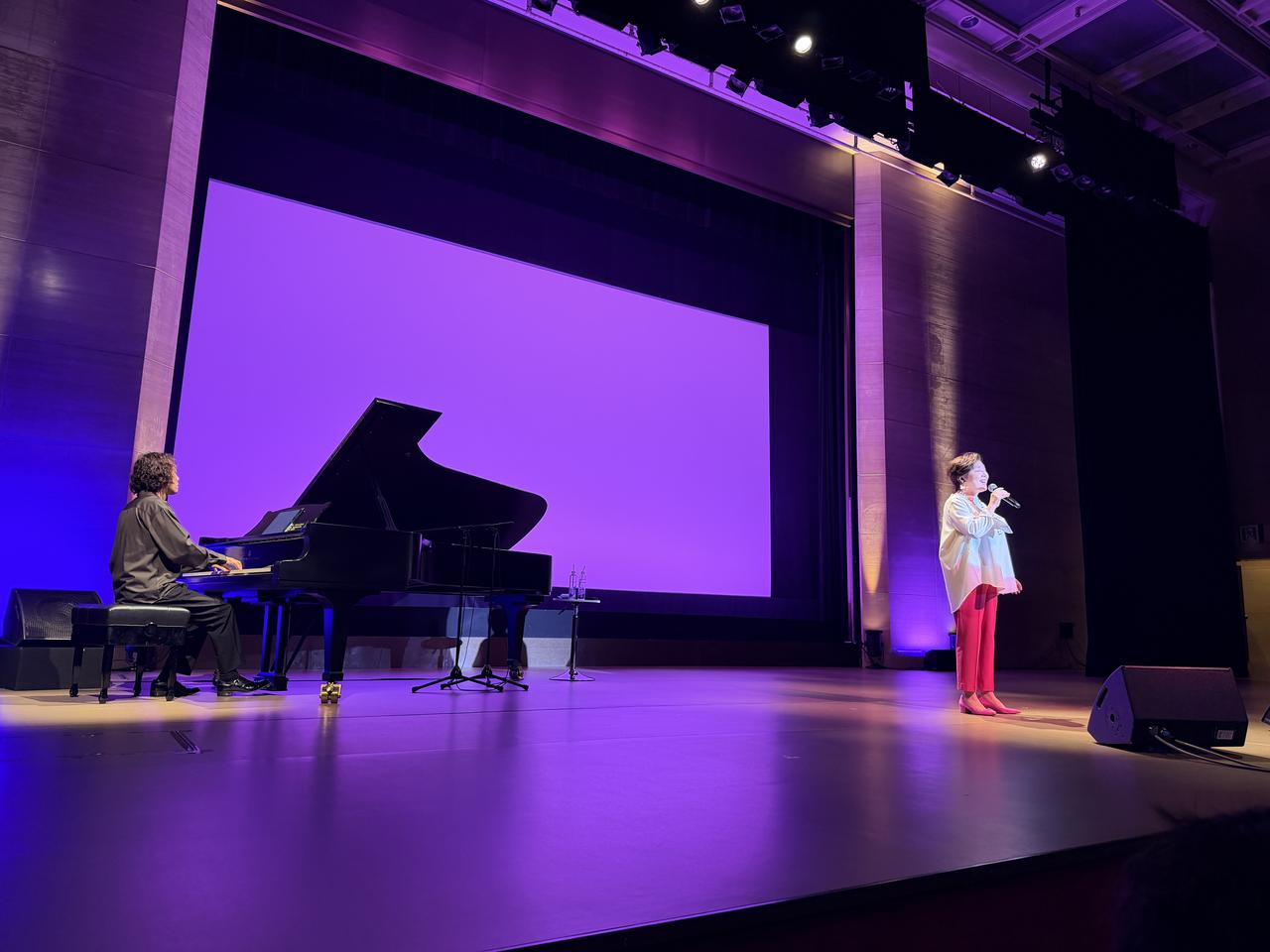 画像1: 麻倉未稀さんが「HERO」など4曲を熱唱