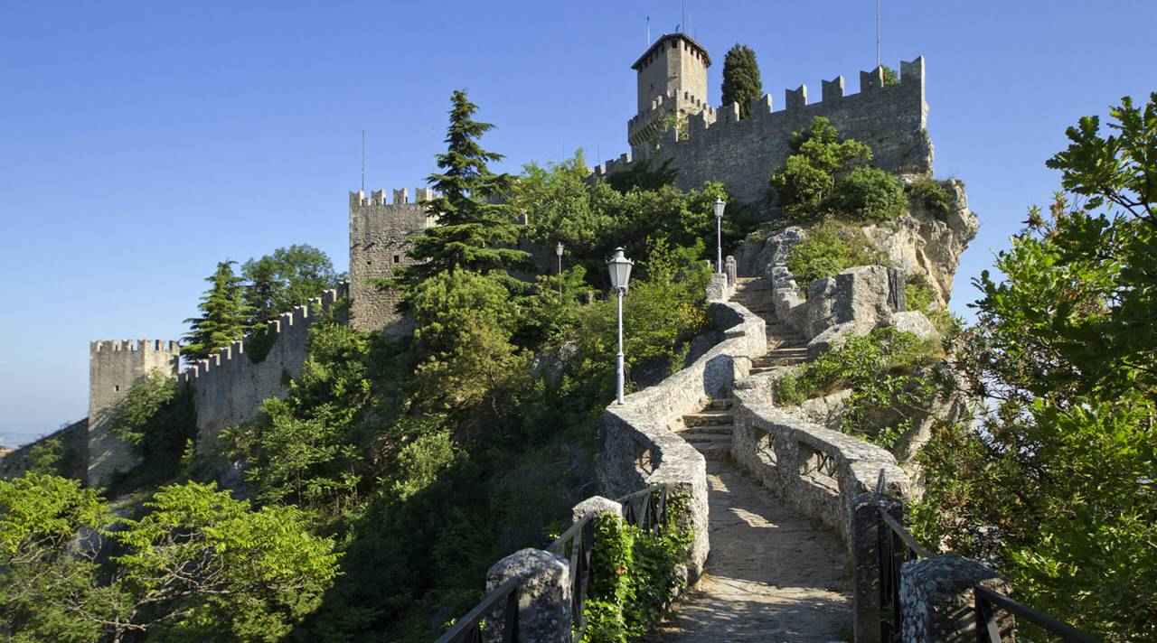 画像: 城壁の様子 www.visitsanmarino.com