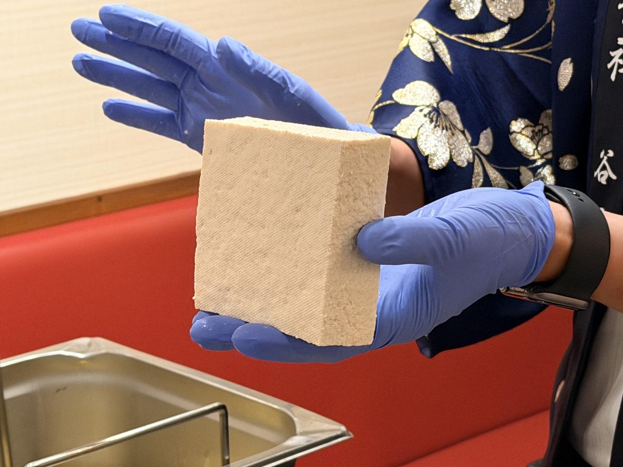画像: 特別に”半熟おあげ”を目の前で実演。使用する油はなんと太白ごま油100%
