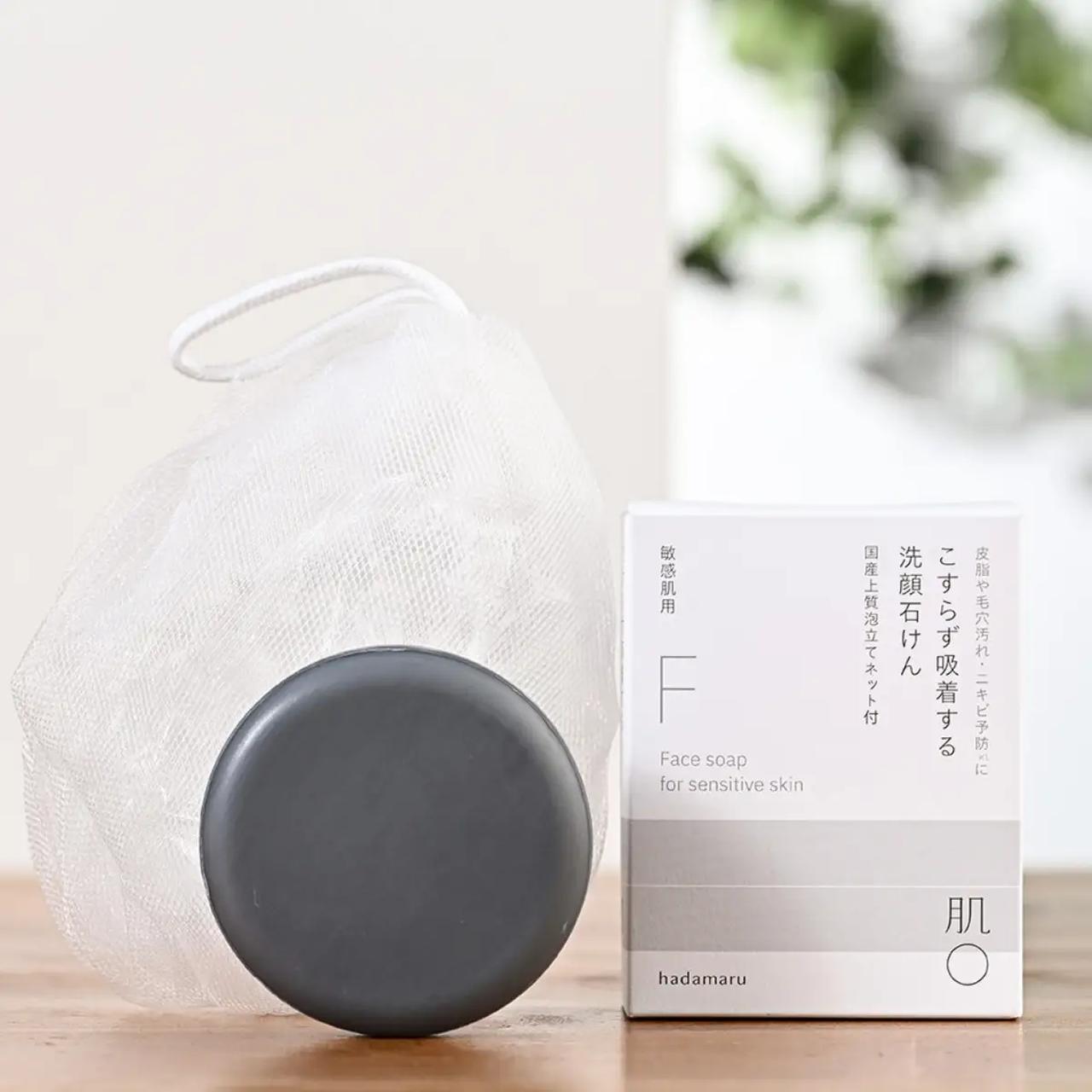 画像: ナチュラルフェイスソープ（標準重量 60g / 税込1,980円） 付属の泡立てネットで約5秒で作れるもっちり濃密泡がクッションとなり、「こすらず、のせて流す」洗顔動作を自然に引き出します（アフォーダンス・ナッジ理論）。洗顔時の物理的摩擦を防ぎながら、多孔質の炭と粘土（カオリン）が毛穴の奥の汚れや皮脂を吸着し、肌のバリア機能を守って洗い上げます。
