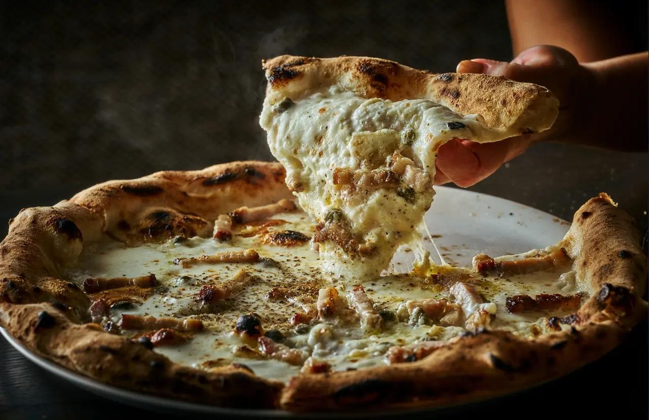 画像: イタリア直輸入の薪窯で香ばしく焼き上げる、モチモチ食感の本格ピッツァ