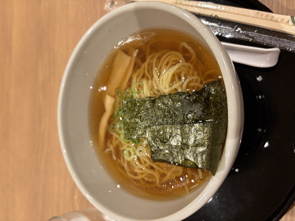 画像: 夜食はお馴染みの「夜鳴きそば」