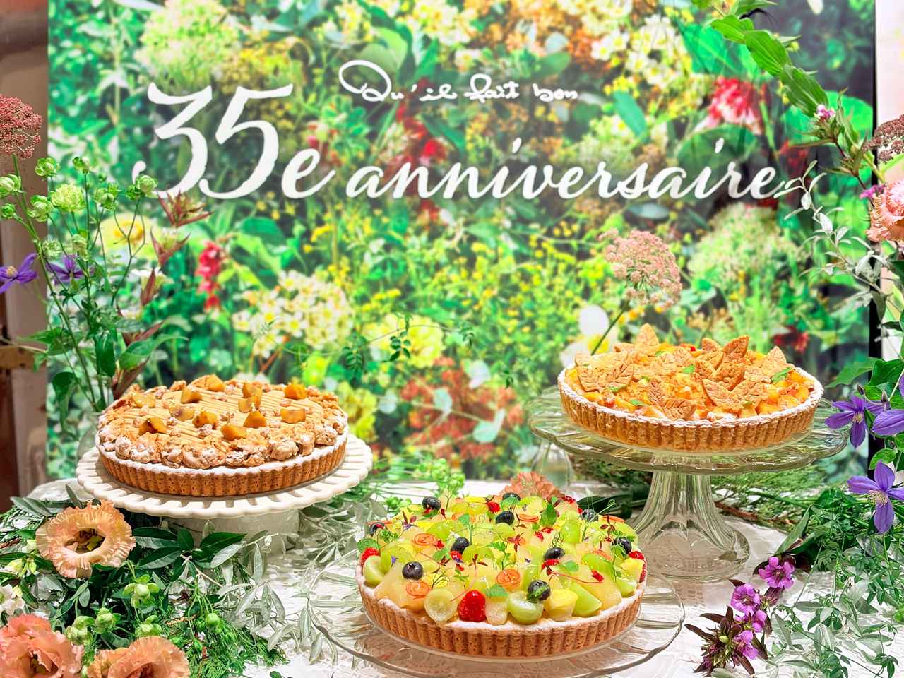 画像: 花が散りばめられた周年ロゴも