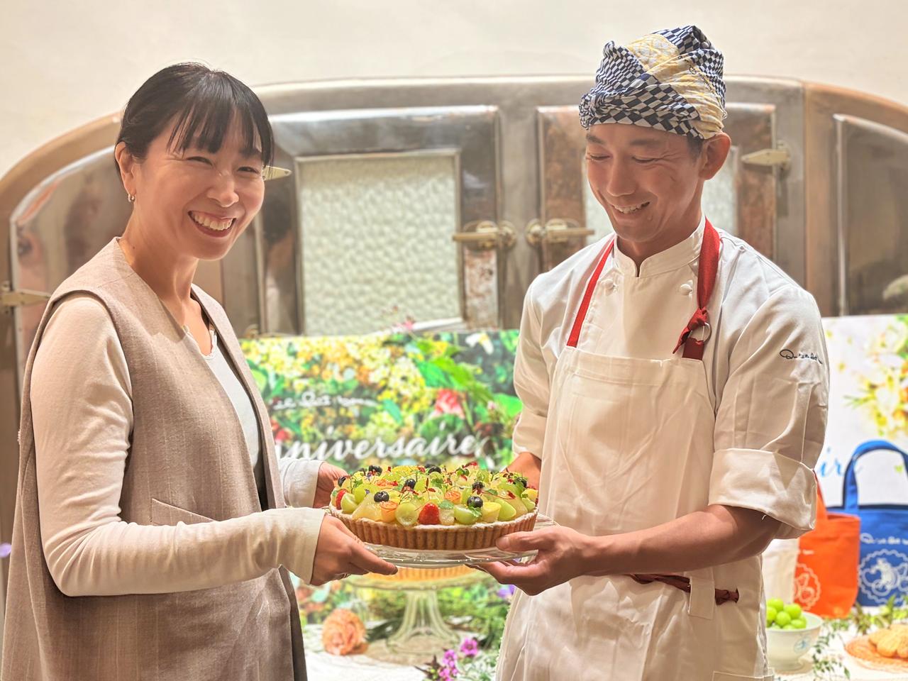 画像: 笑顔の篠崎さんとケーキを見つめる加藤パティシエ