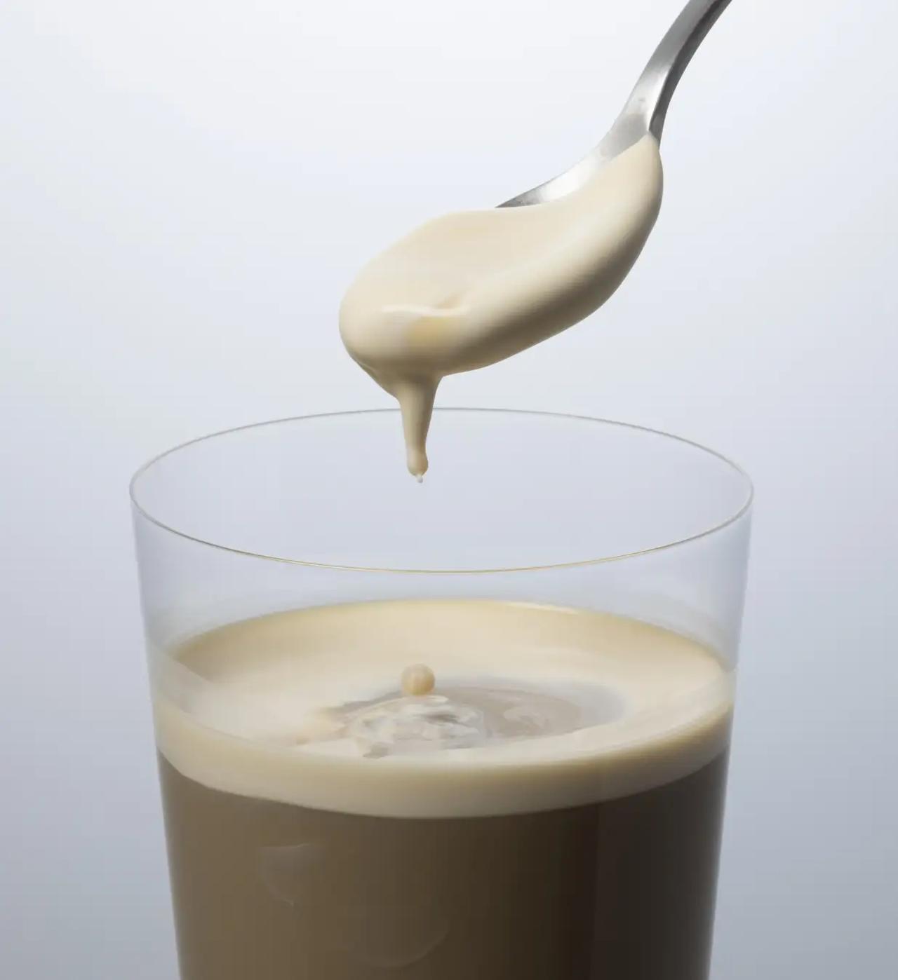 画像: 濃厚クリームがふわり♡タカナシ「生乳本来のクリームが浮かぶカフェラテ」新発売