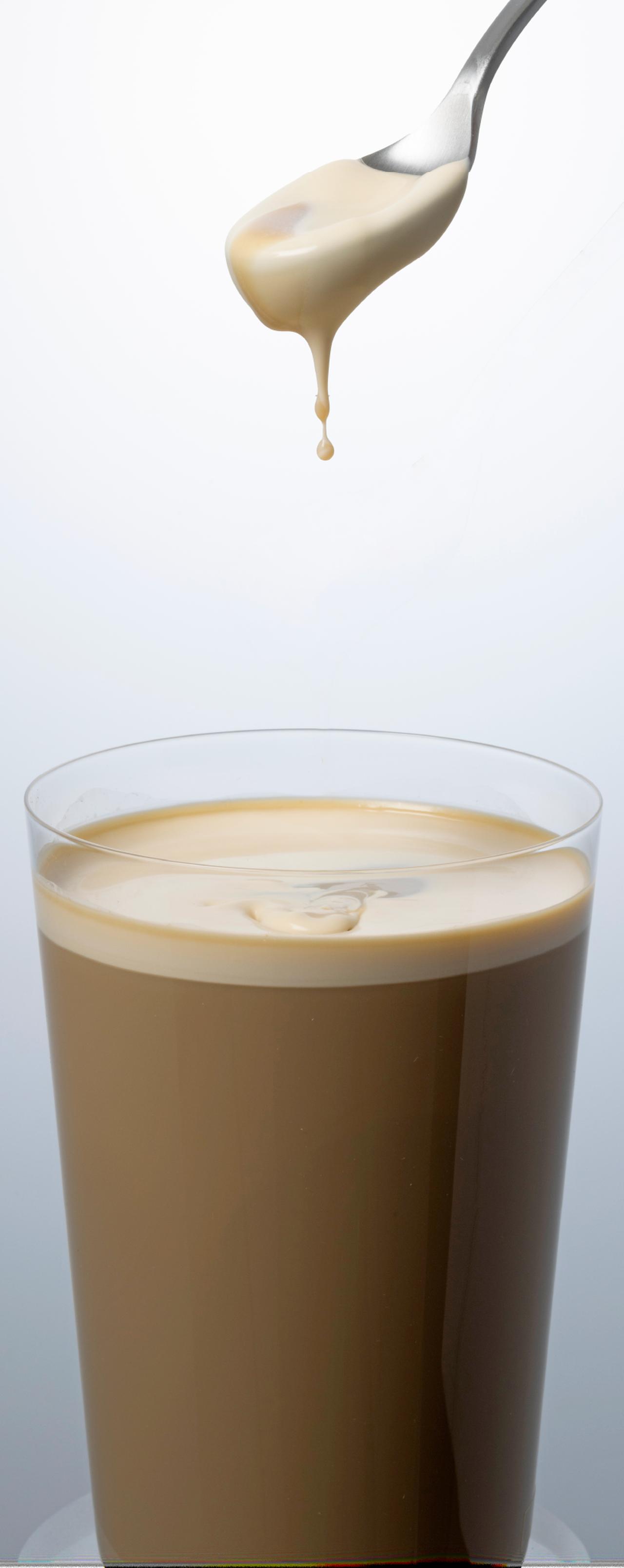 画像: 生乳本来のクリームが浮かぶカフェラテ|タカナシ乳業