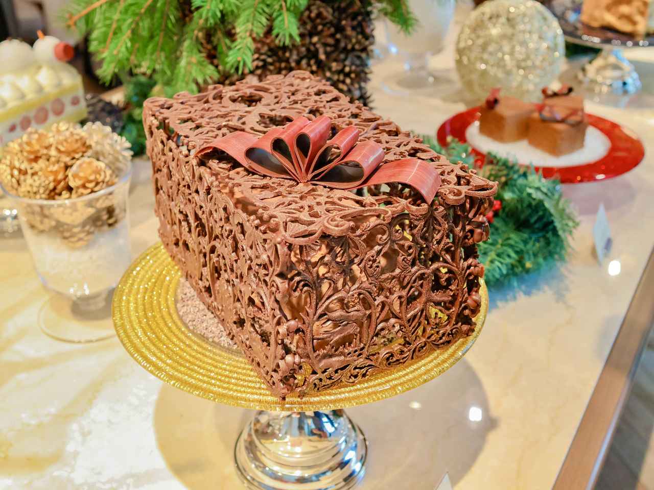 画像1: 仕掛けに感動！シグネチャーケーキ「ラ・シュプリーズ」