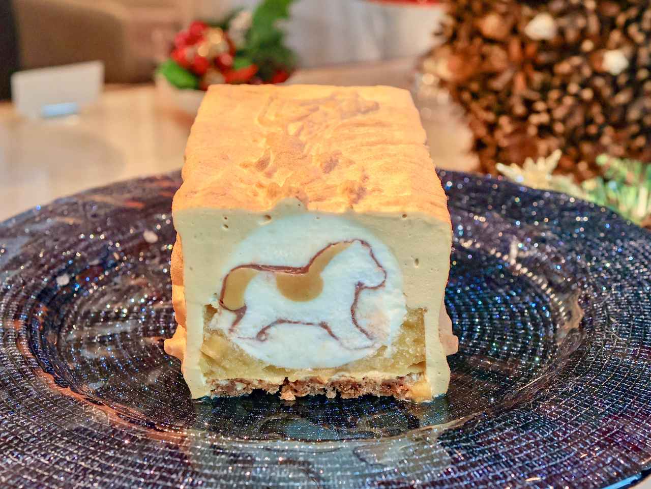 画像2: 仕掛けに感動！シグネチャーケーキ「ラ・シュプリーズ」