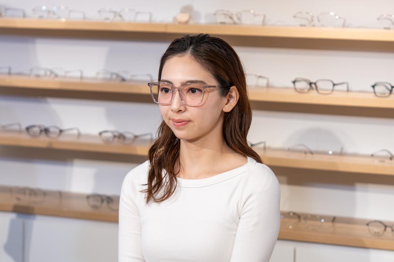 画像2: 「青みカラーとツヤを重ね、上品で抜け感のあるクールな印象に」