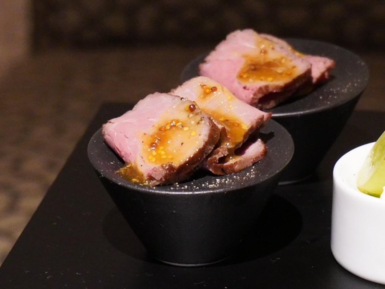 画像: 和牛もも肉のローストビーフ 粒マスタードグレイビーソース