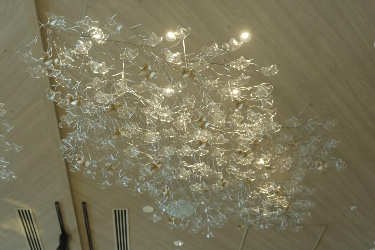 画像: 天井には1,122(いい夫婦)個の雲海のオブジェが放射線状のアートとして散りばめられています。