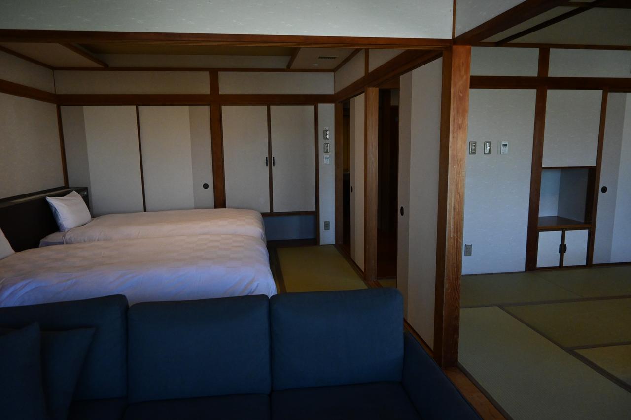 画像2: 海を眺めながらくつろぐ和室