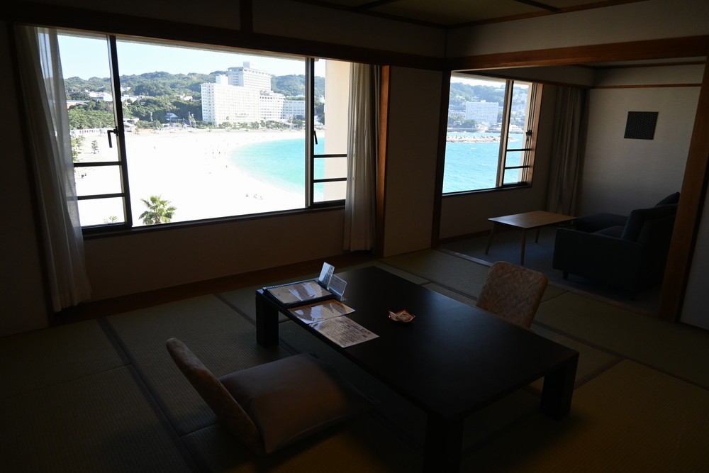 画像1: 海を眺めながらくつろぐ和室