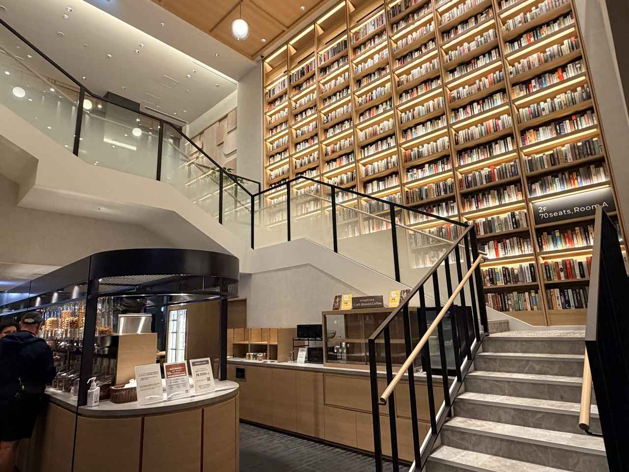 画像: 1〜2階「SHARE LOUNGE」:街と旅人がゆるやかに交わるハブ
