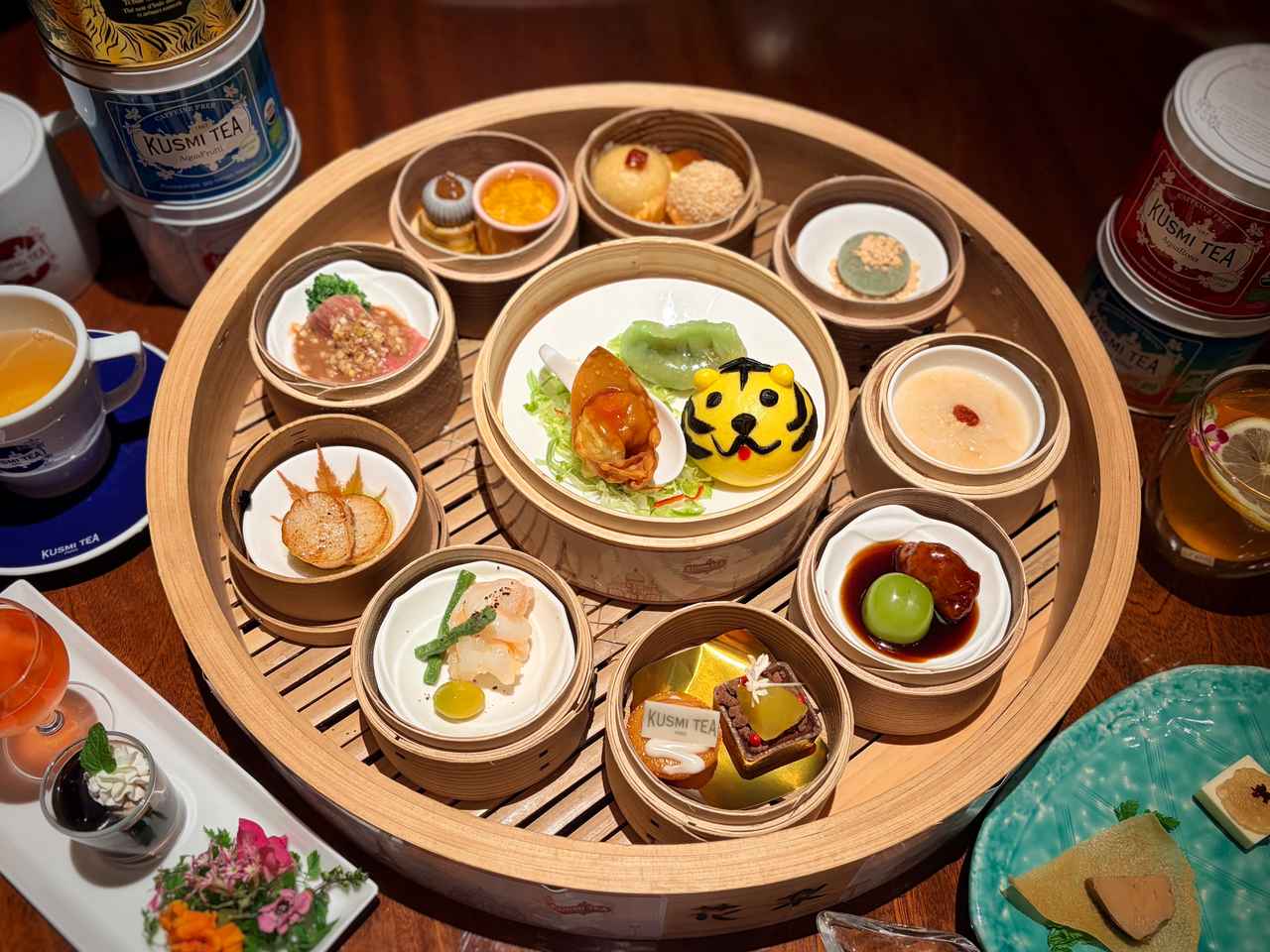 画像: スパイス感も心地良い、スイーツとお料理の数々