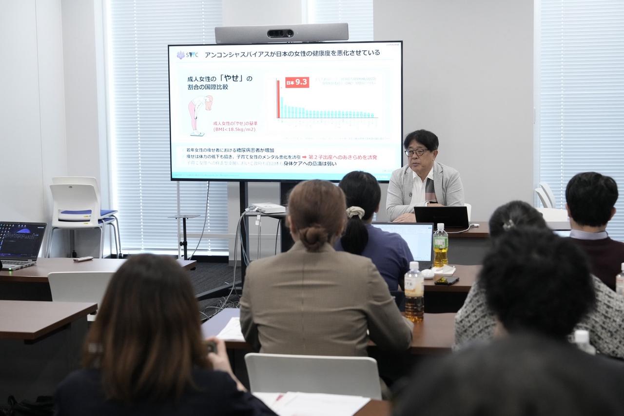 画像: 「子育ては母親中心」という意識と実態のギャップ