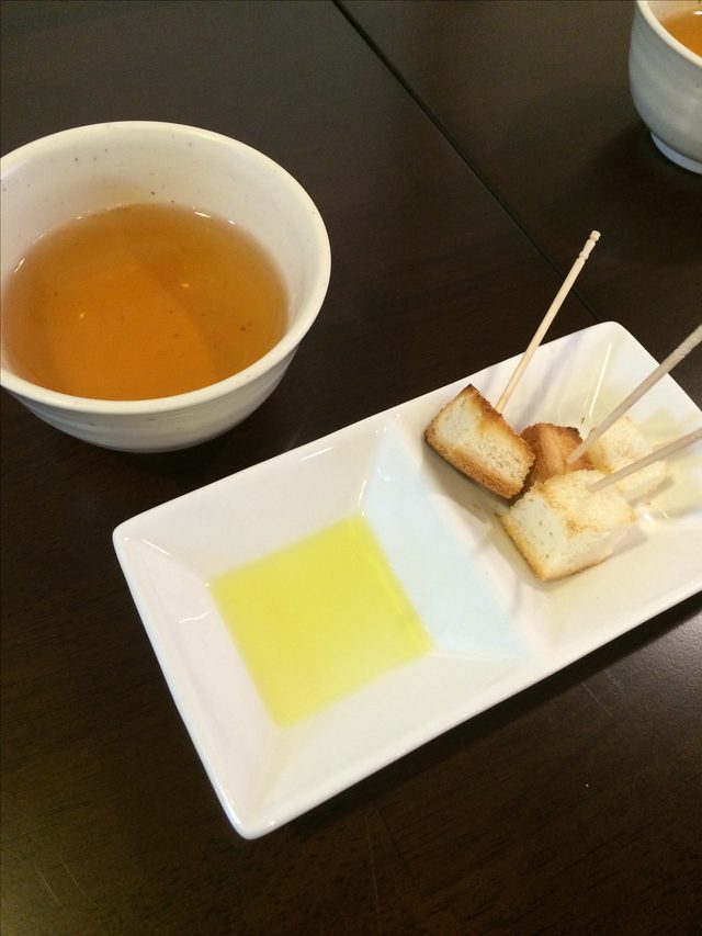 画像: 先付けに焼きたてパンとオリーブオイル。