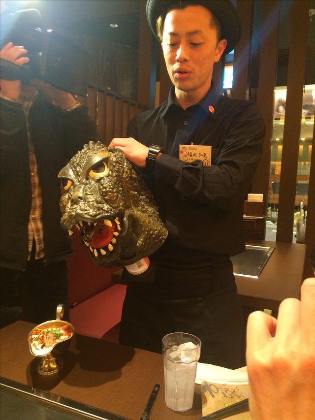画像: あ、あの、右手どえらいことになってますよ