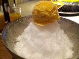 画像: 上には濃厚バニラアイス