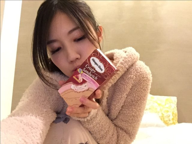 画像7: CMを見て気になってた”セレブ食べ”？でハーゲンダッツのクリスピーサンドを食べてみた。