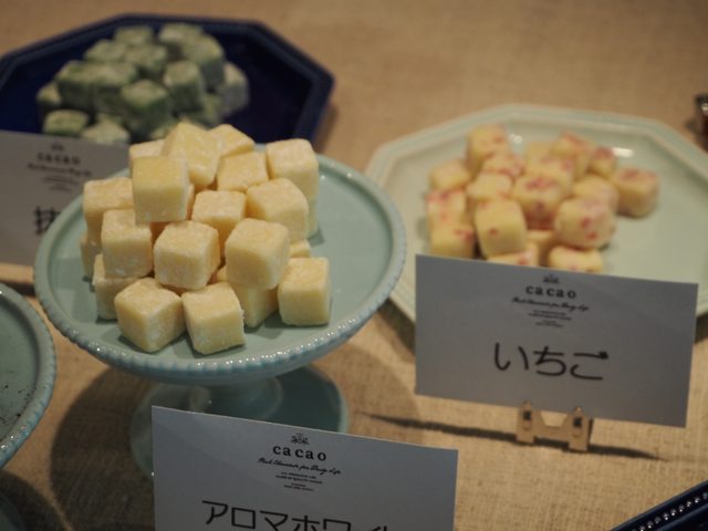 画像: 小町通りの石畳 プレミアムなアロマ生チョコレートは種類も豊富!アロマホワイト、アロマミルク、ヘーゼルナッツ、いちご、抹茶、ミント、オレンジ、バナナとありましたが、わたしのイチオシはバナナ★