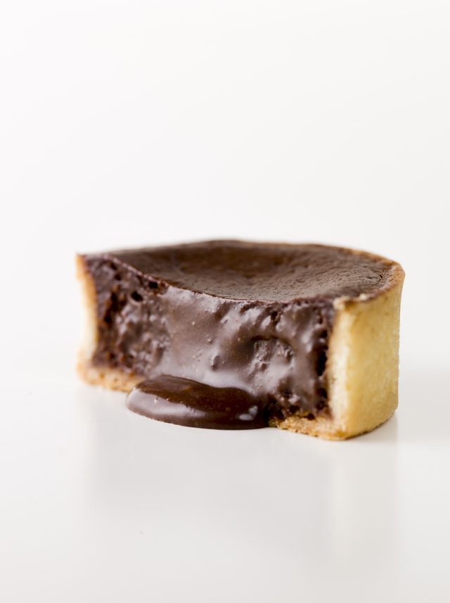 画像: 生チョコタルト とろーりなめらかな生チョコの入ったさっくりタルト。 ホワイト、ビター、フォンダンの3つの味があり、それぞれカカオの割合が異なるチョコレートが楽しめます。