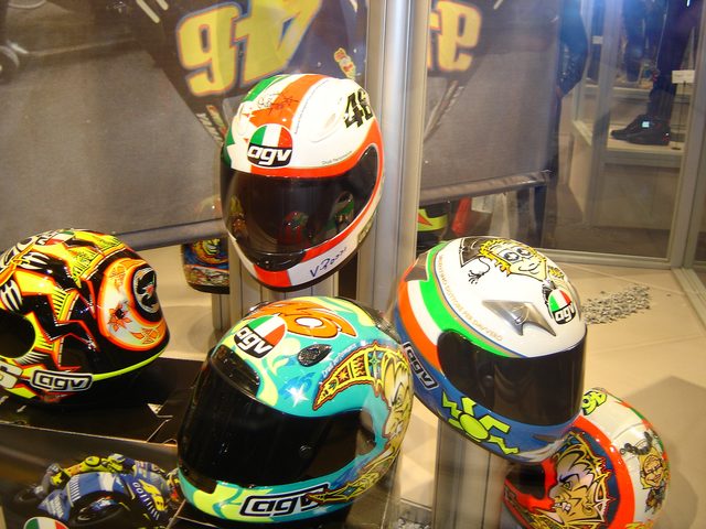画像: http://upload.wikimedia.org/wikipedia/commons/e/e0/Valentino_Rossi%27s_AGV_helmets.jpg