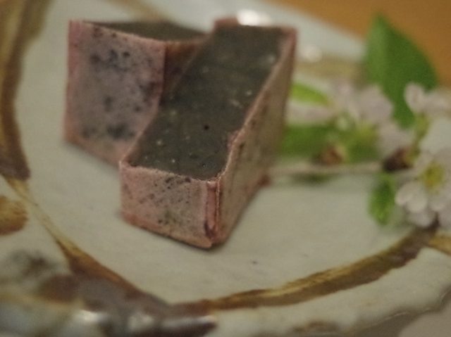 画像: ほのかに香る桜風味が日本の春を感じさせる【数量限定】桜きんつば。 www.mamezono.co.jp