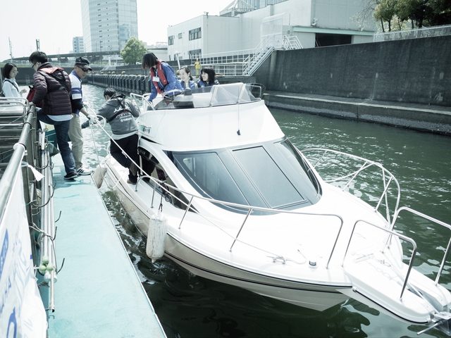 画像: 乗り降りも簡単で陸上と水上、日常と非日常を行ったり来たりすることがあっさりできる。