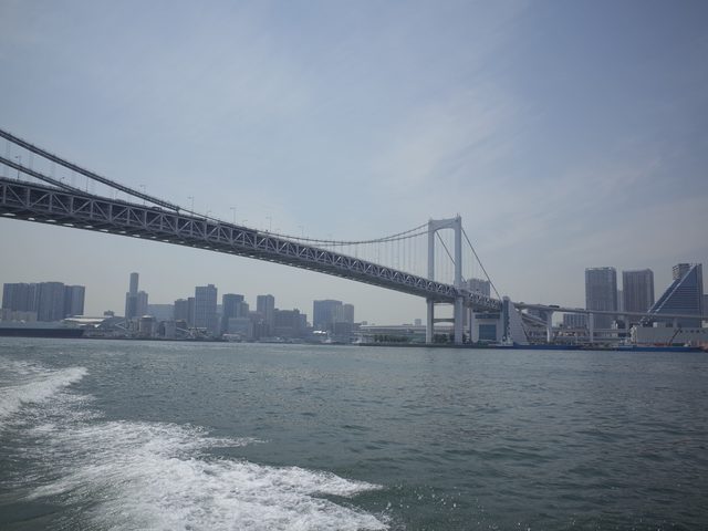 画像: レインボーブリッジを背中に。
