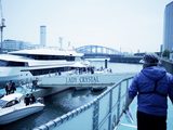 画像: クリスタルヨットクラブ天王洲から、試乗ボートの船長の先導でボートへ。