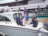 画像: 他の乗船メンバーもおもわず笑顔に。 オリエンテーションは全部で6艘。オリエンテーションは午前と午後に分かれて2回行われた。