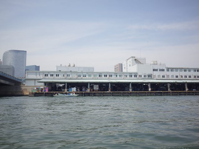 画像: 築地市場を裏側から眺める