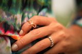 画像: ネイルアートなしのファランジリングは大人めな印象 lolitaabrahamfashion.com