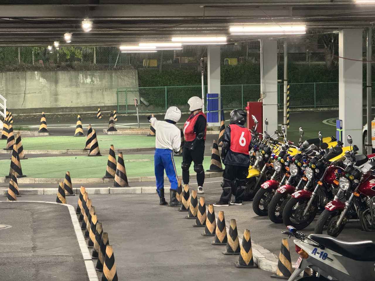 画像: ゼッケン6番、黒のヘルメットが私。斜めになっていますが、覗いているだけで斜に構えているわけではありません