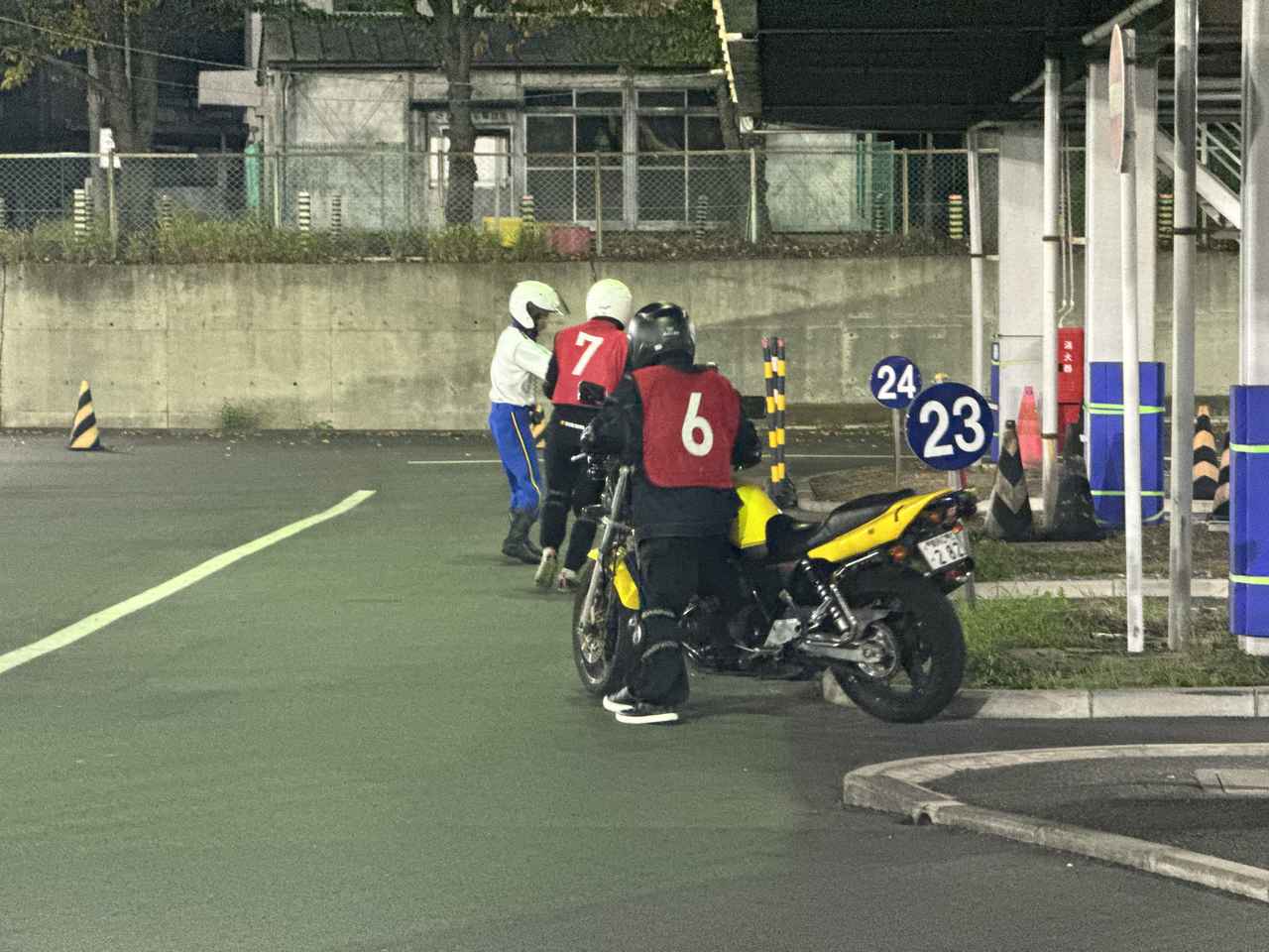 画像: 曲がるときは、重心を崩さないようにしっかり体を入れるのがコツ