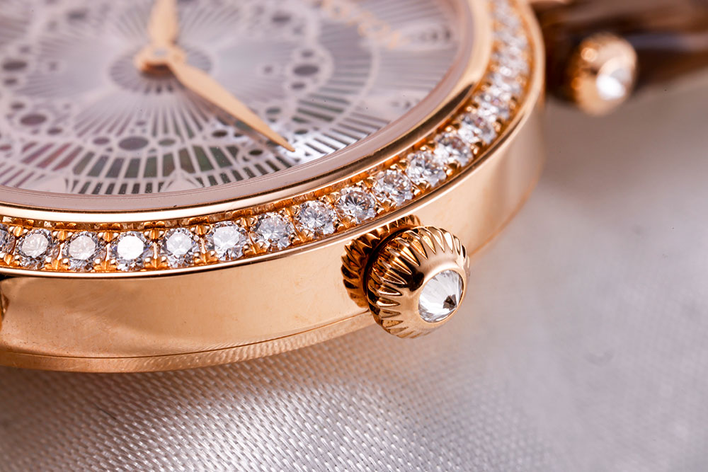 画像: ベゼル、リューズにはそれぞれダイヤモンドをセット