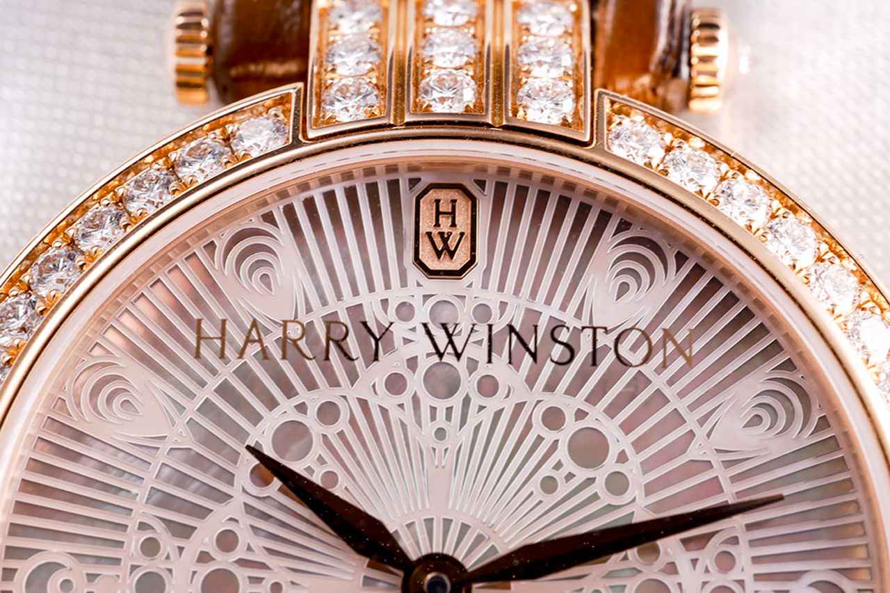 画像: 12時位置に鎮座するブランドロゴ。ロゴ形状にくり抜かれたシェルがブランドの技術力を物語っている