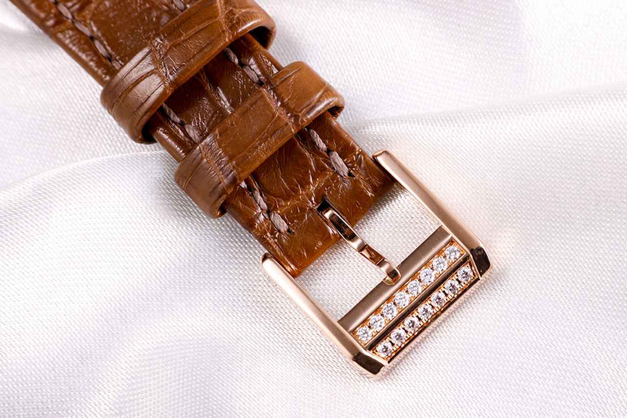 画像: 尾錠には15個のダイヤモンドをセット